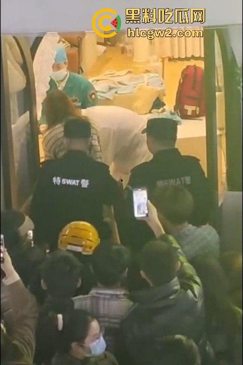 新乡大学城狗男女偷情惨遭爆锤 已婚男店主勾搭有夫之妇 结果被正主带人打趴奸夫淫妇 血溅女装店！-10