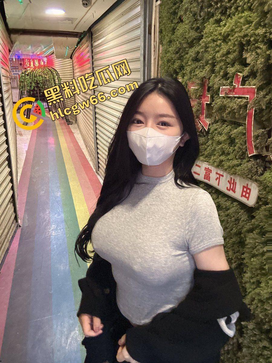 成都巨乳骚妹【顾妍妍】被金主爆操，肥嫩骚穴夹屌喷水，E奶晃得啪啪响，操到翻白眼求射脸！-1