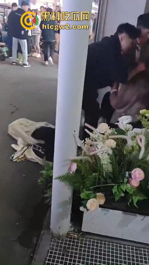 新乡大学城狗男女偷情惨遭爆锤 已婚男店主勾搭有夫之妇 结果被正主带人打趴奸夫淫妇 血溅女装店！-12