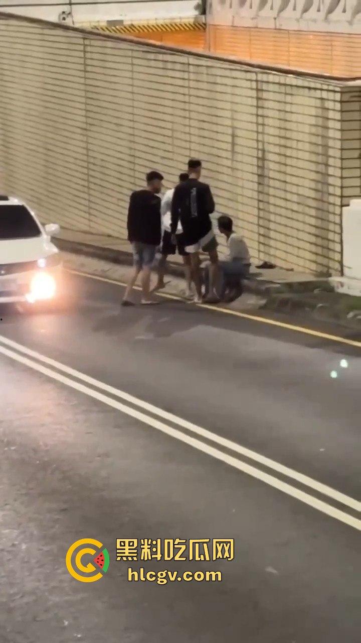 精神大叔作死站路中间，叼烟堵车挑衅！遇上精神小伙直接开揍，魔法果然得用魔法破！-10