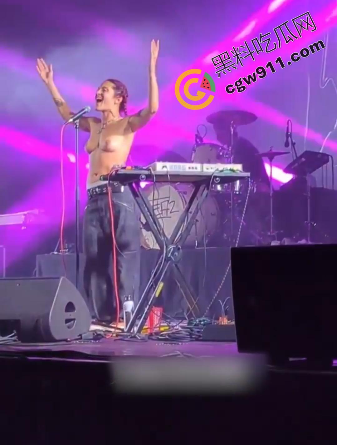 国外大瓜！法国摇滚女神【蕾贝嘉】音乐节上遭遇袭胸后索性全裸，魅力表演震撼全场-6