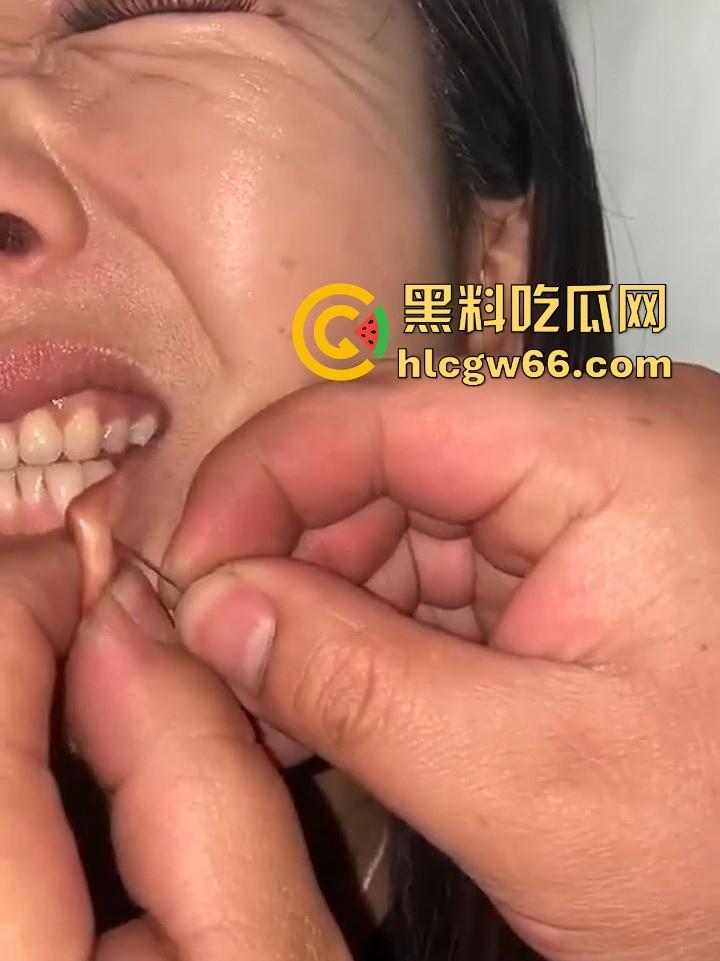 两女PK惩罚被主人把嘴缝在一起 过程居然毫无反抗 钢针刺进嘴巴看着都痛 不说还以为是缅北园区新惩罚呢-7