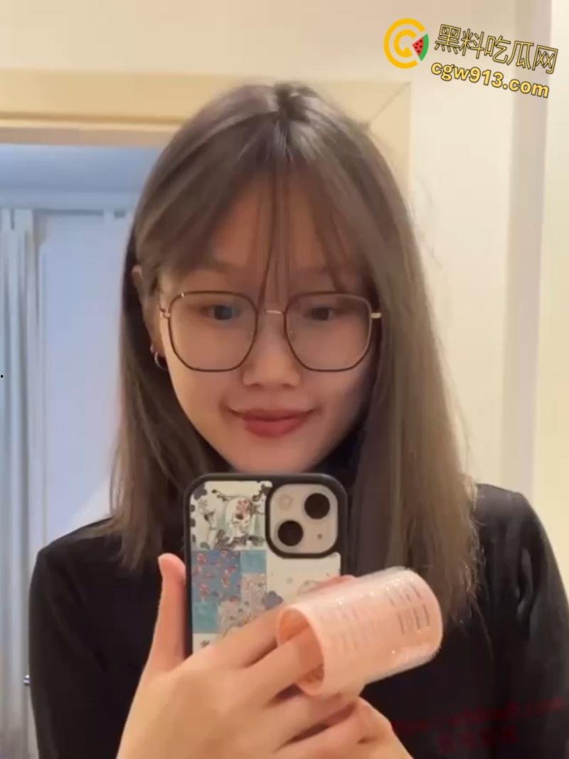 沈阳大学嫩妹【郭子萱】，情趣护士制服性感诱人，被男友蒙眼调教白丝足交， 中出颜射一脸太反差了 ！-1