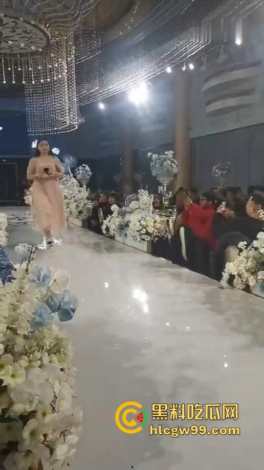 闺蜜比自己胖都嫁出去了，还要当伴娘送戒指，急火攻心气到晕倒，塑料姐妹情太真实了！-1